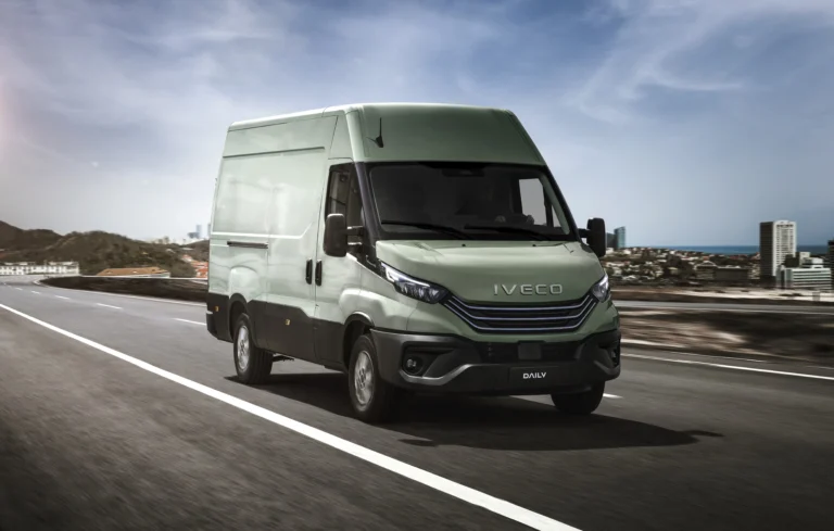IVECO bestelwagen op weg