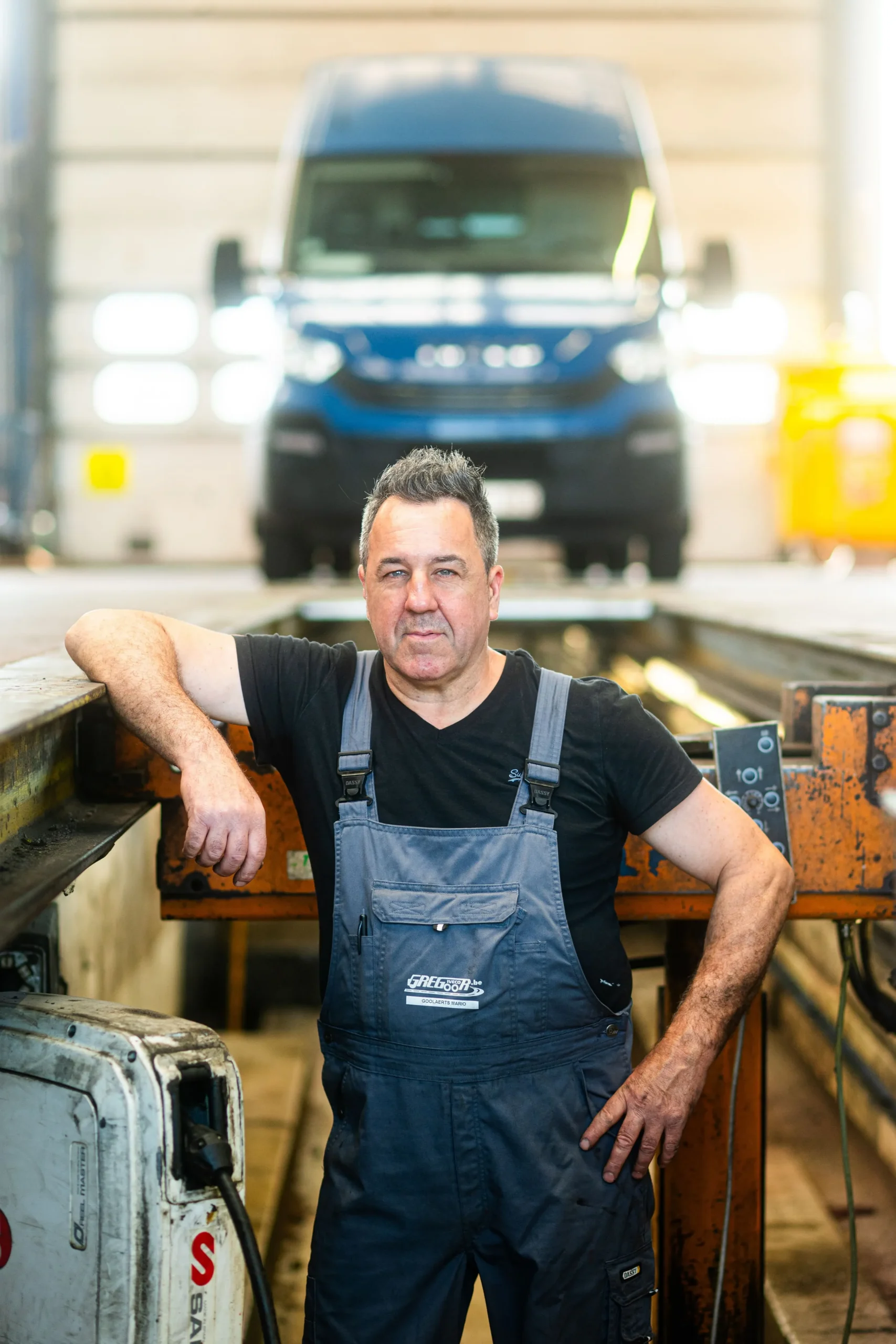 Magazijnier met onderdelen