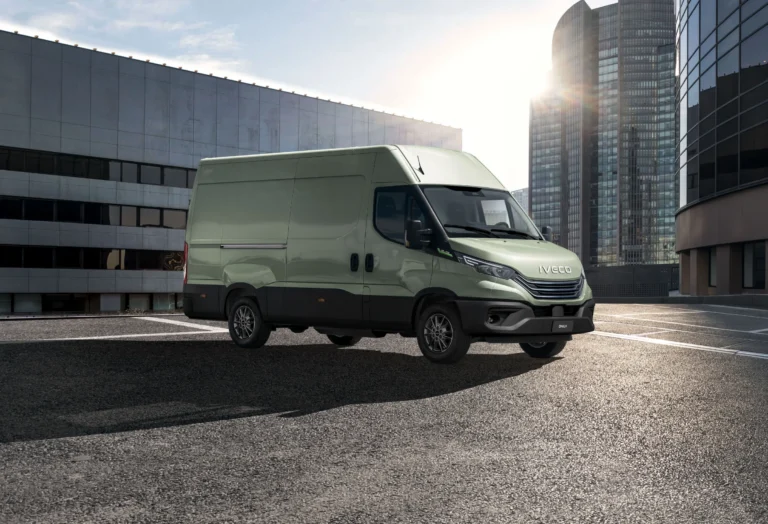 IVECO Daily bestelwagen bij gebouwen