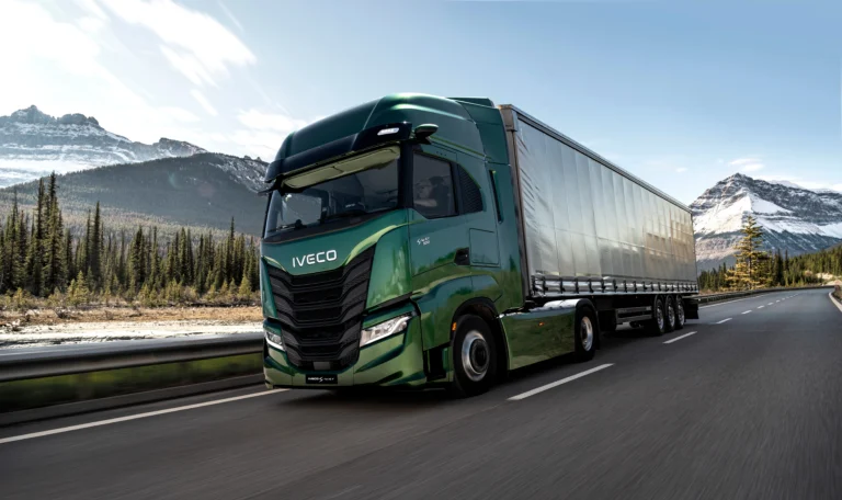 Groene IVECO trekker met trailer