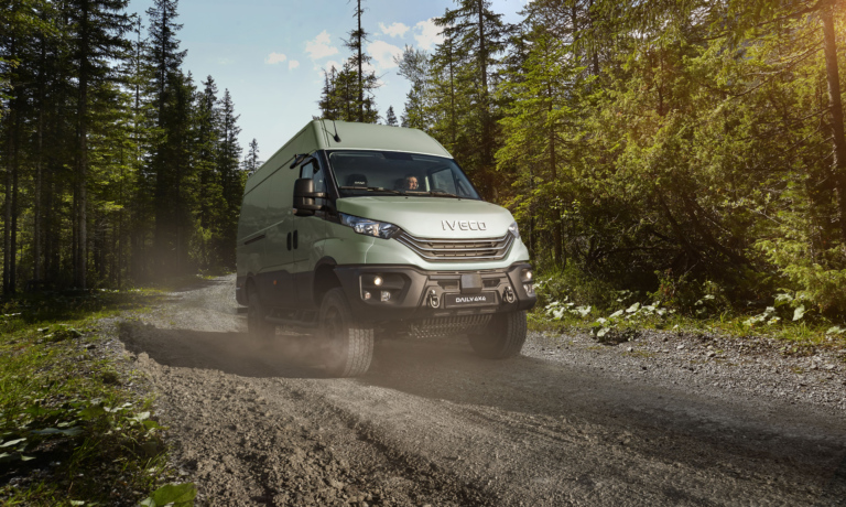 IVECO terreinvoertuig in modder