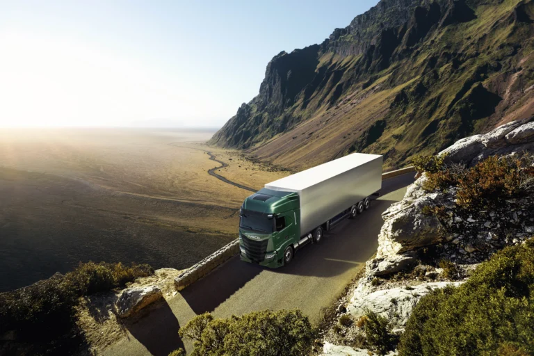 Groene IVECO truck op bergweg