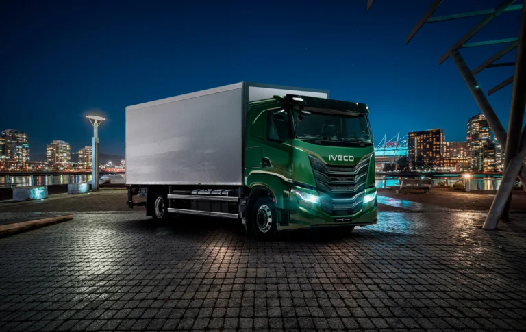 Groene IVECO truck met box trailer