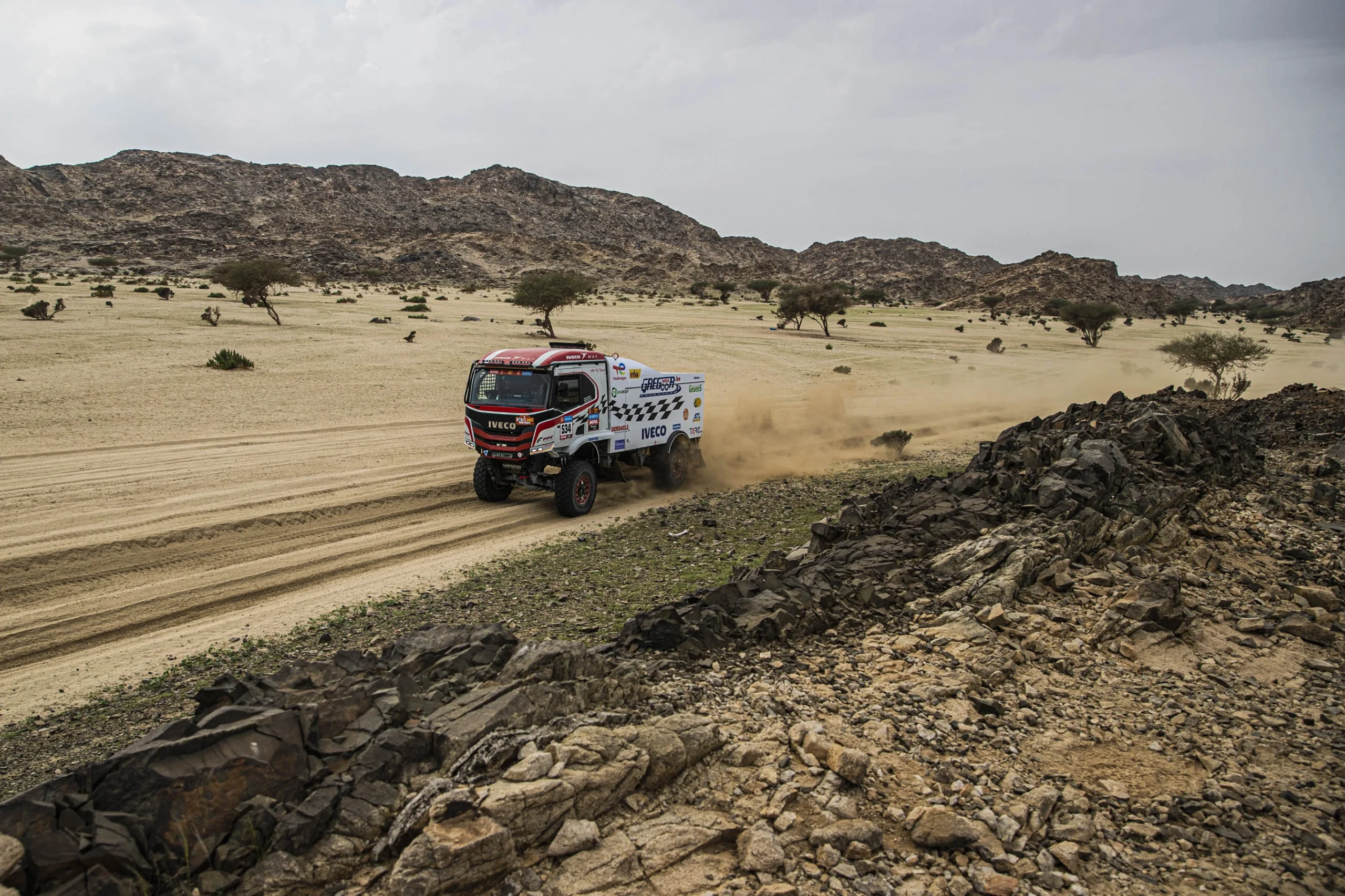 IVECO rallytruck in woestijn