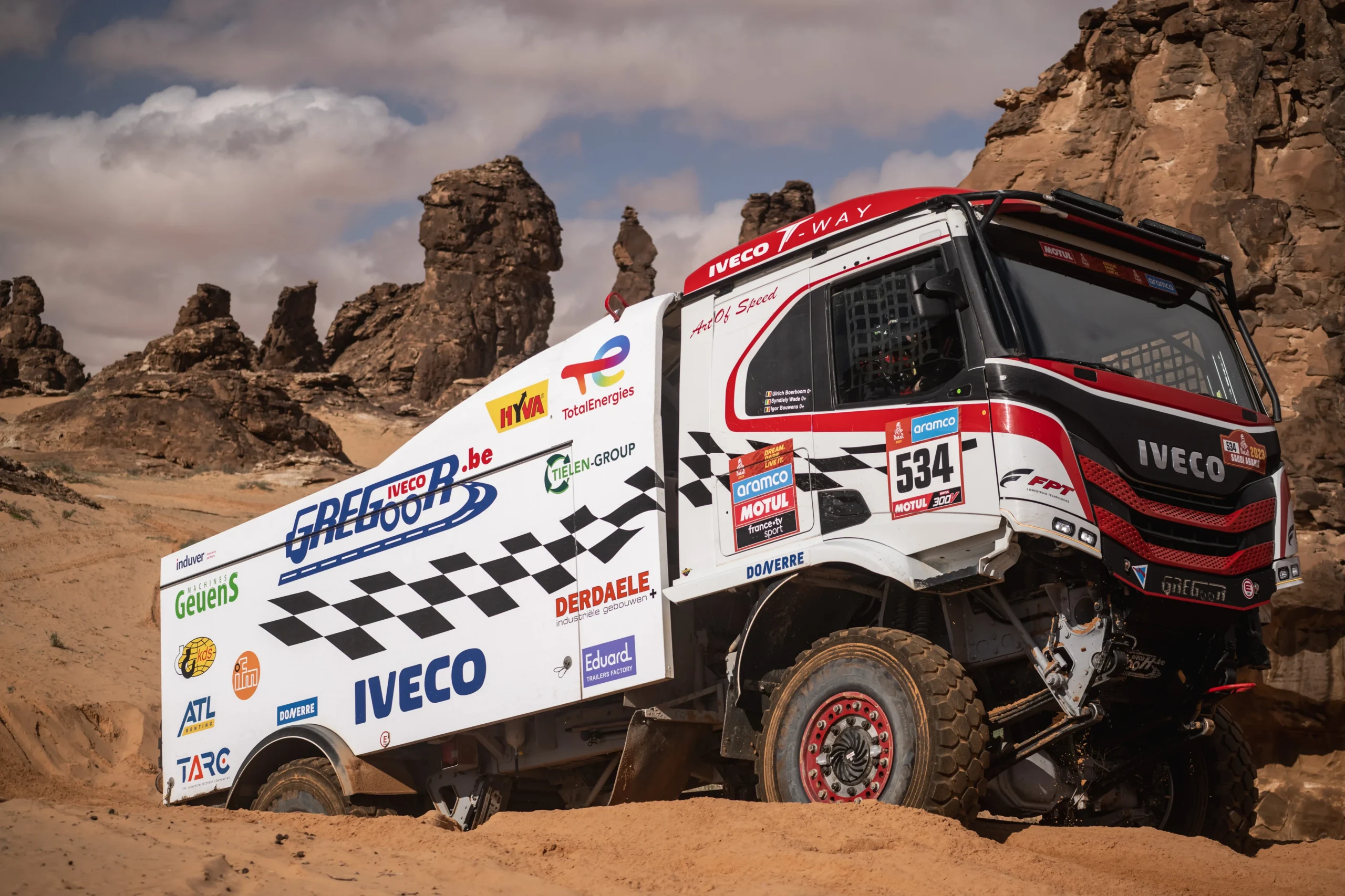 IVECO rallytruck in woestijn
