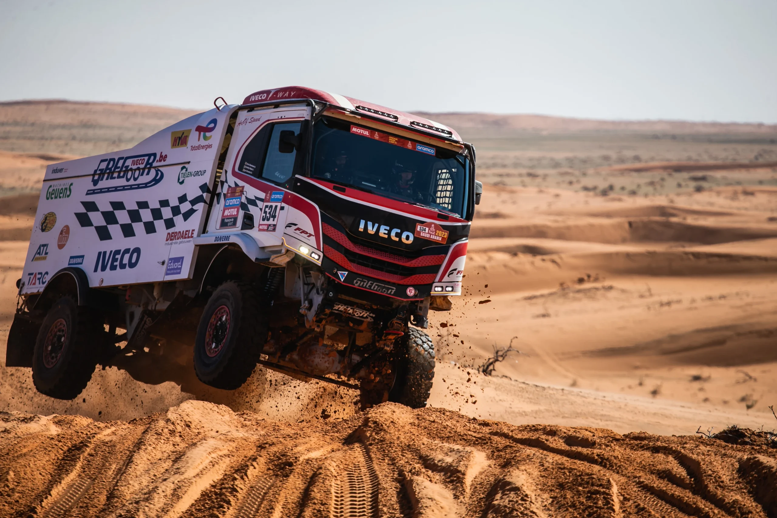 IVECO rallytruck in woestijn