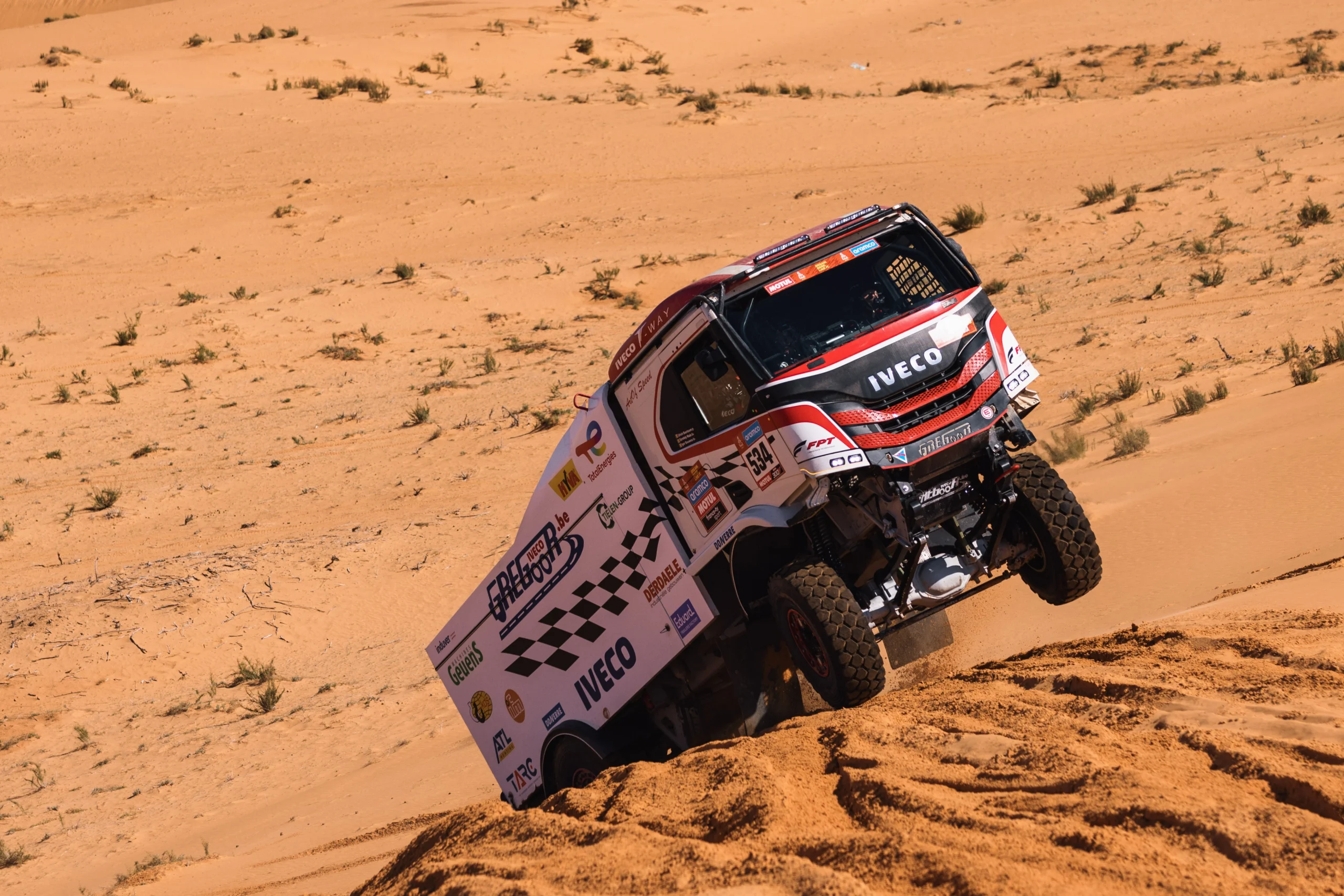 IVECO rallytruck in woestijn
