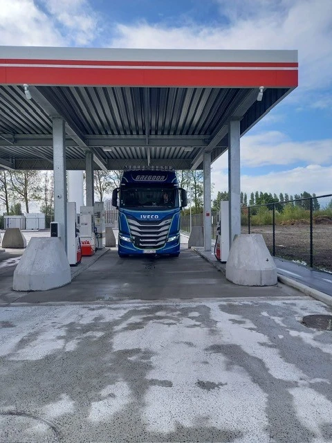 IVECO vrachtwagen in wasstraat